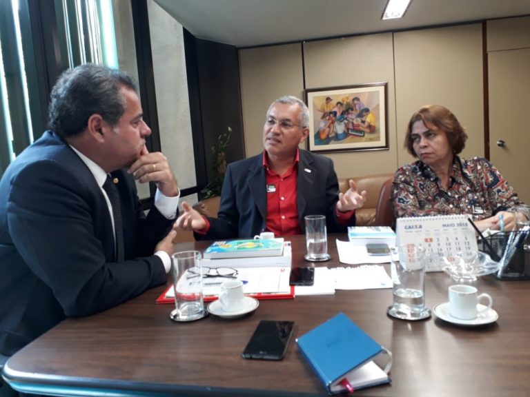CNTE entrega carta de reivindicações à nova presidência da Comissão de Educação da Câmara