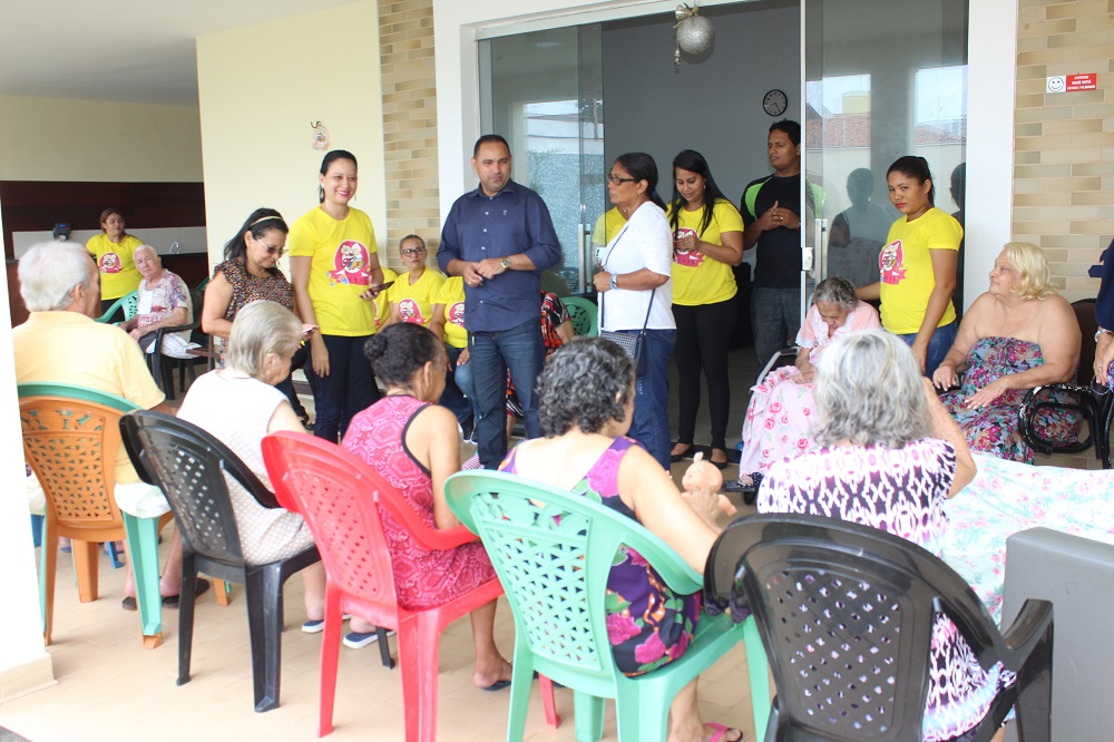 Educador Solidário: Sinproesemma doa donativos à Casa Happy
