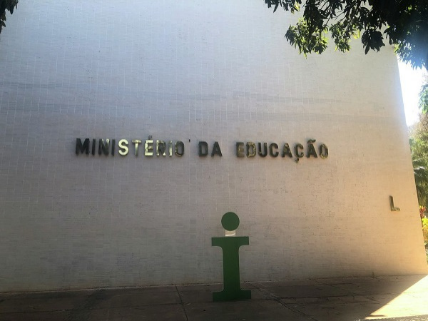 Em ato no MEC, servidores da educação e estudantes exigem investigação sobre envolvimento de Bolsonaro no escândalo “Bolsolão do MEC”