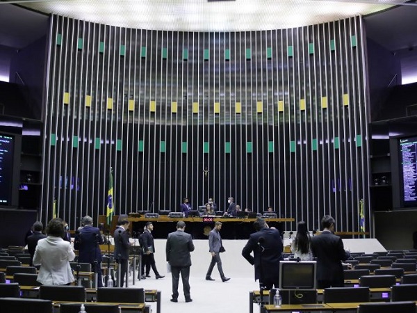 Congresso flexibiliza, temporariamente, os recursos vinculados à educação, e a sociedade deverá ter atenção redobrada com o cumprimento da nova legislação