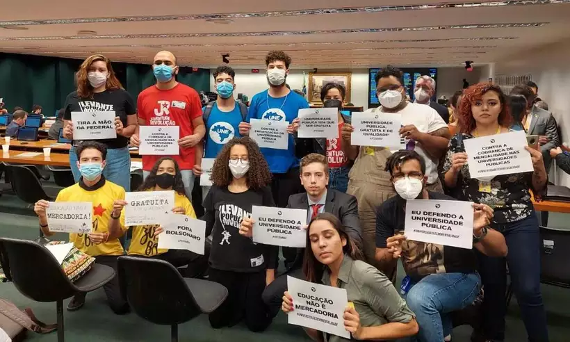Votação de PEC que prevê cobrança de mensalidade em universidades públicas é adiada na CCJ da Câmara 