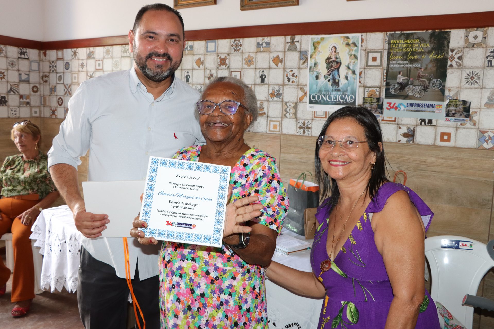 Sinproesemma homenageia professora Isméria Marques pela passagem do seu aniversário
